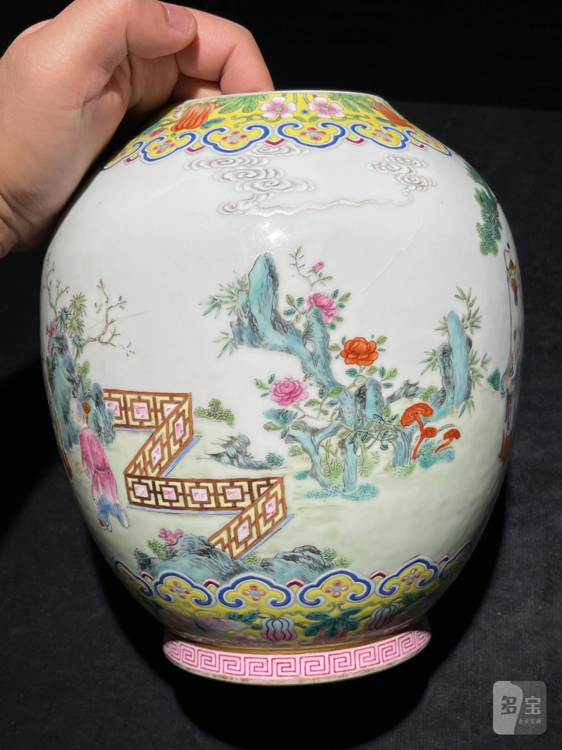 清嘉庆 粉彩婴戏纹瓶 - 图5